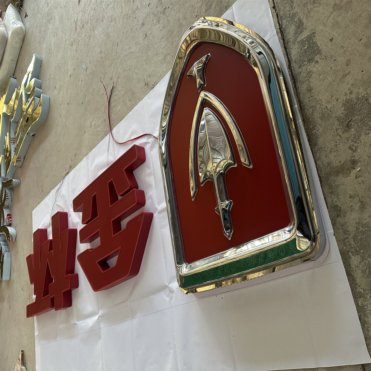 金杯车标悬挂吸塑镀铬发光门头
