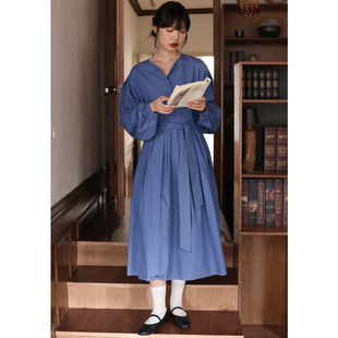 无拘2026年春秋新款法式设计宽松A字裙女长袖百褶收腰系带连衣裙