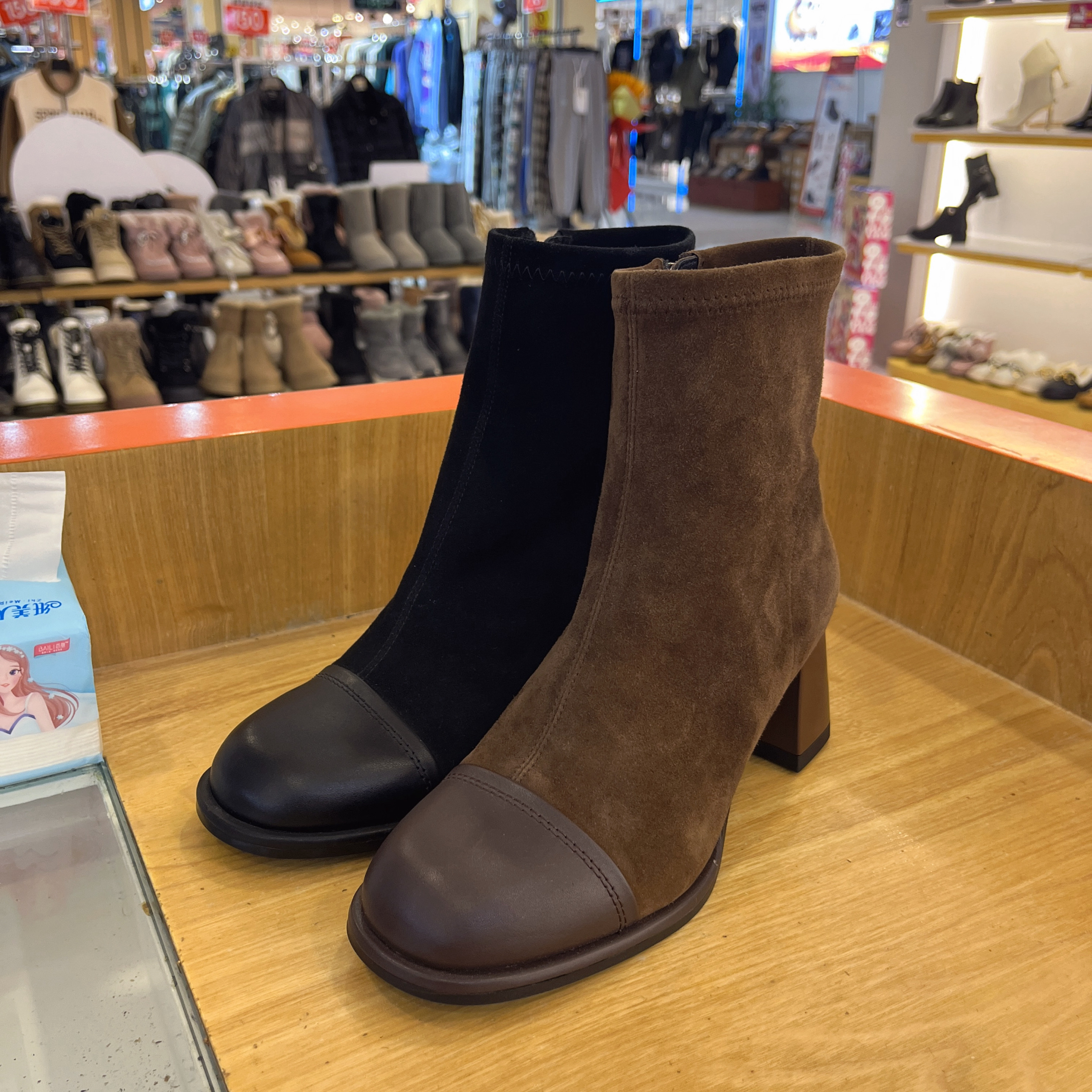 接吻猫2023秋冬新款粗高跟短筒靴时尚弹力女靴KA43705-10