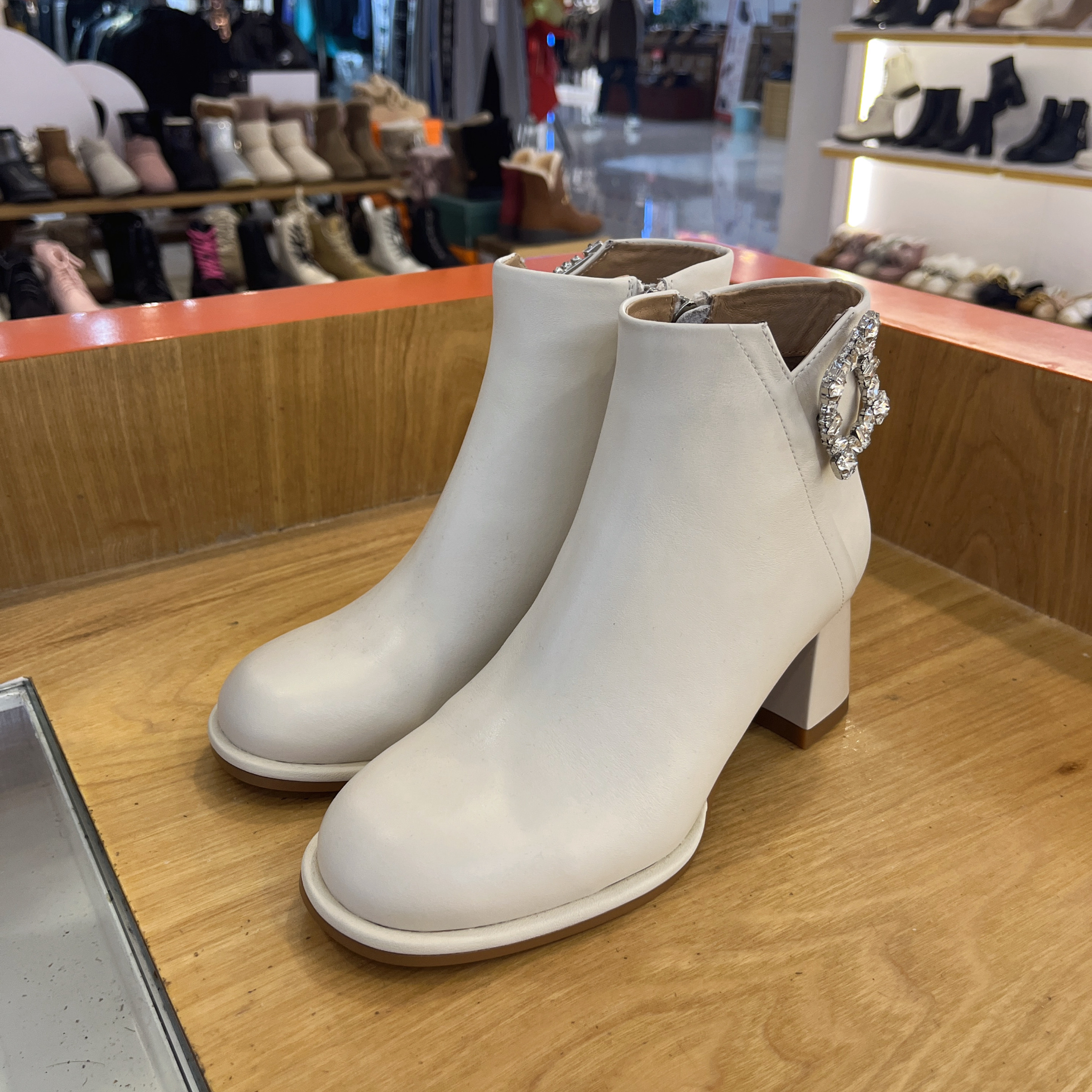 接吻猫2023冬圆头粗跟水钻羊绒面侧拉链短靴子KA43705-13