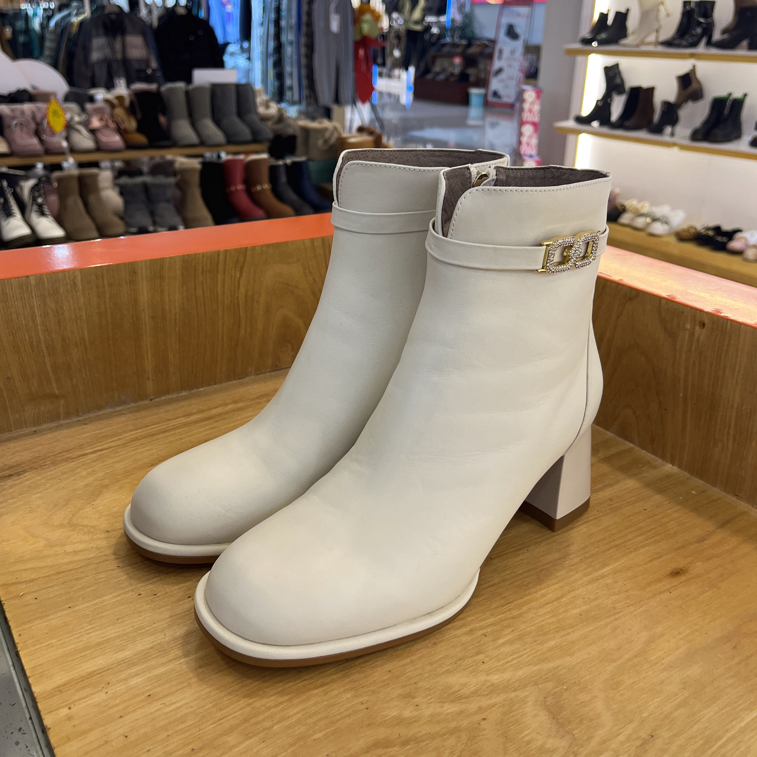 接吻猫2023冬季牛薄绒圆头时尚百搭粗跟女短靴女靴子KA43705-12