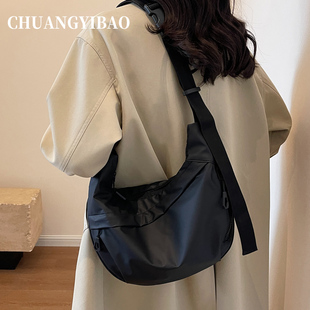 大容量包包女式 秋冬黑色斜挎包运动休闲背包牛津布饺子包 025新款