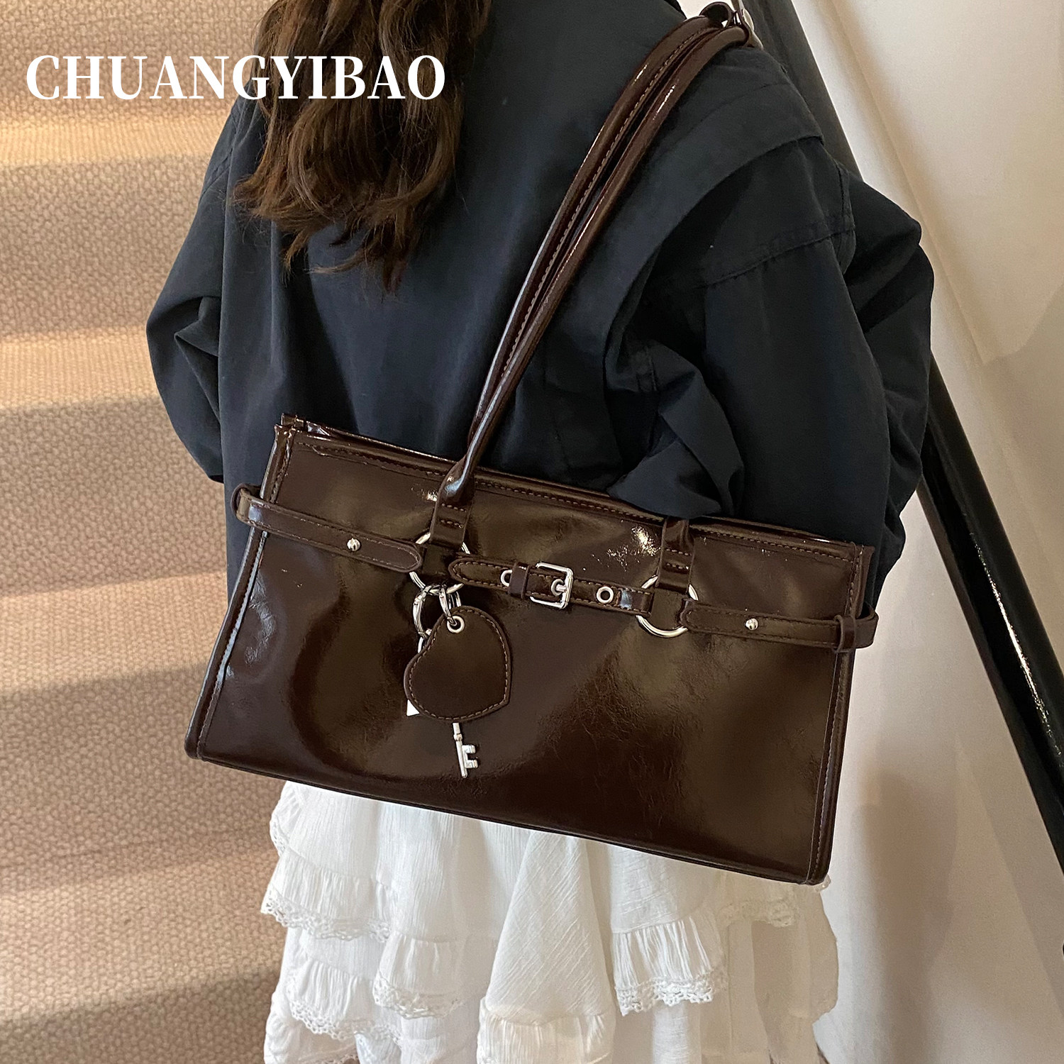 大容量复古百搭通勤单肩法棍包