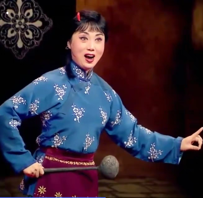京剧沂蒙颂红云岗为亲人细熬鸡汤演出服装红英嫂蓝色梅花歌剧表演