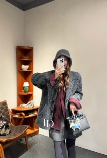 宽松灰色连帽牛角扣绞花羊绒开衫 复古百搭款 女 高品时尚 询价私信