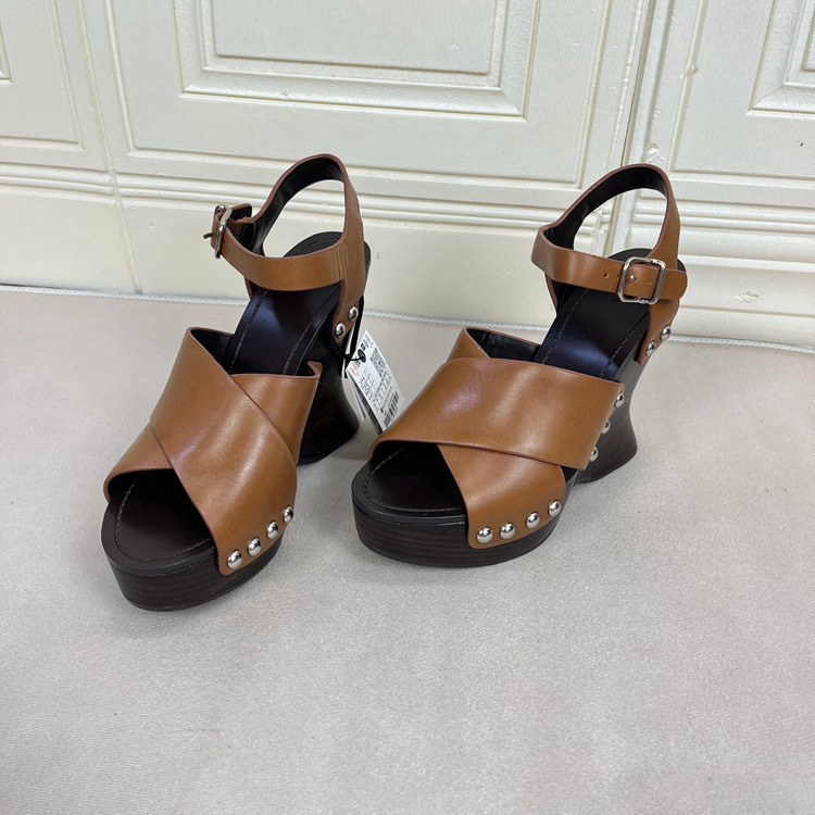 圆头鱼嘴铆钉厚底马蹄跟时装凉鞋