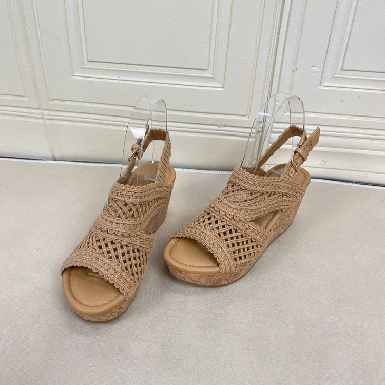 Lady Shoes外贸原单女鞋新款时尚圆头纯色编织镂空一字扣坡跟凉鞋