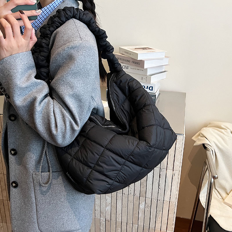 褶皱羽绒棉服包斜挎大容量通勤包