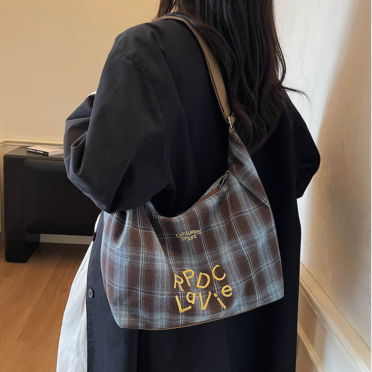 大容量斜挎单肩通勤包上课托特包