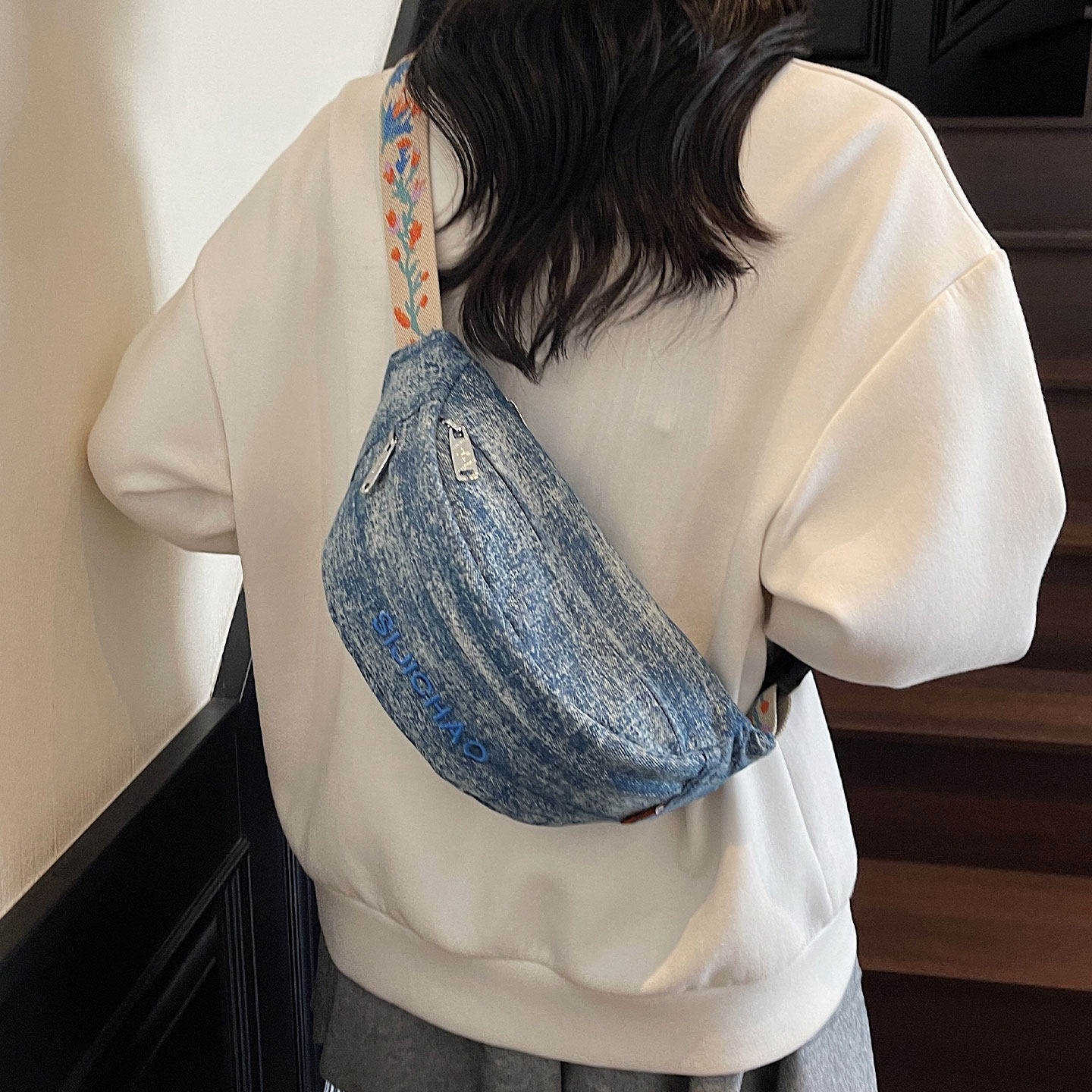 牛仔布斜挎胸包运动风腰包通勤包