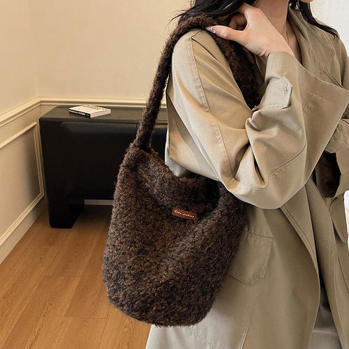 软绒毛呢水桶包大容量斜挎包