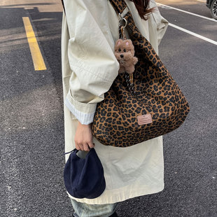 大容量豹纹斜挎帆布包女2025新款潮时尚单肩包休闲百搭通勤托特包