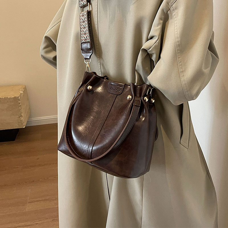 单肩包秋冬复古宽肩带斜挎包