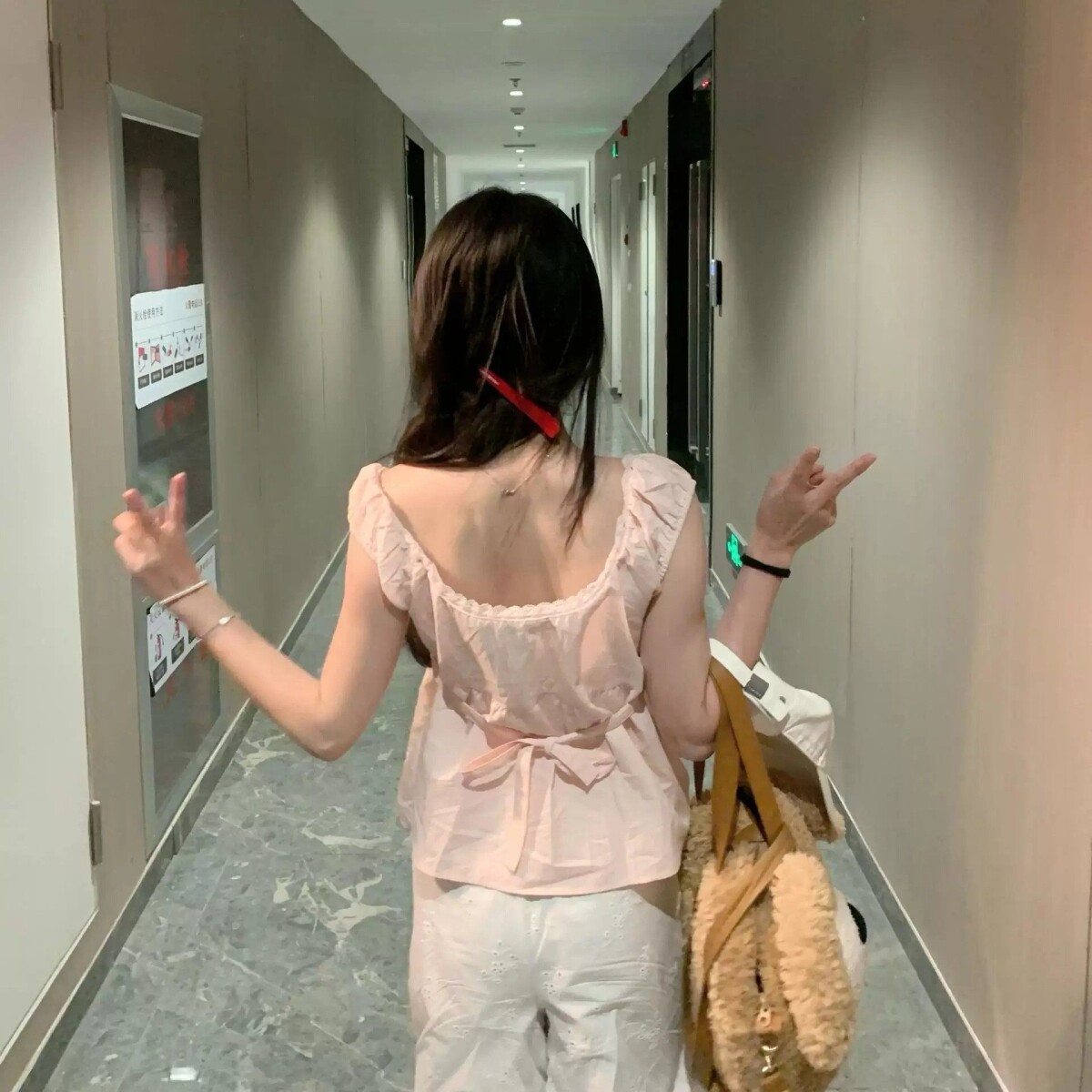 甜美纯欲风粉色一字肩无袖衬衫女夏季设计感小众法式气质宽松上衣