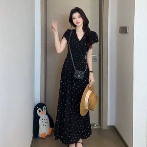 2026法式赫本风时尚黑色V领连衣裙女夏季收腰显瘦气质长裙子