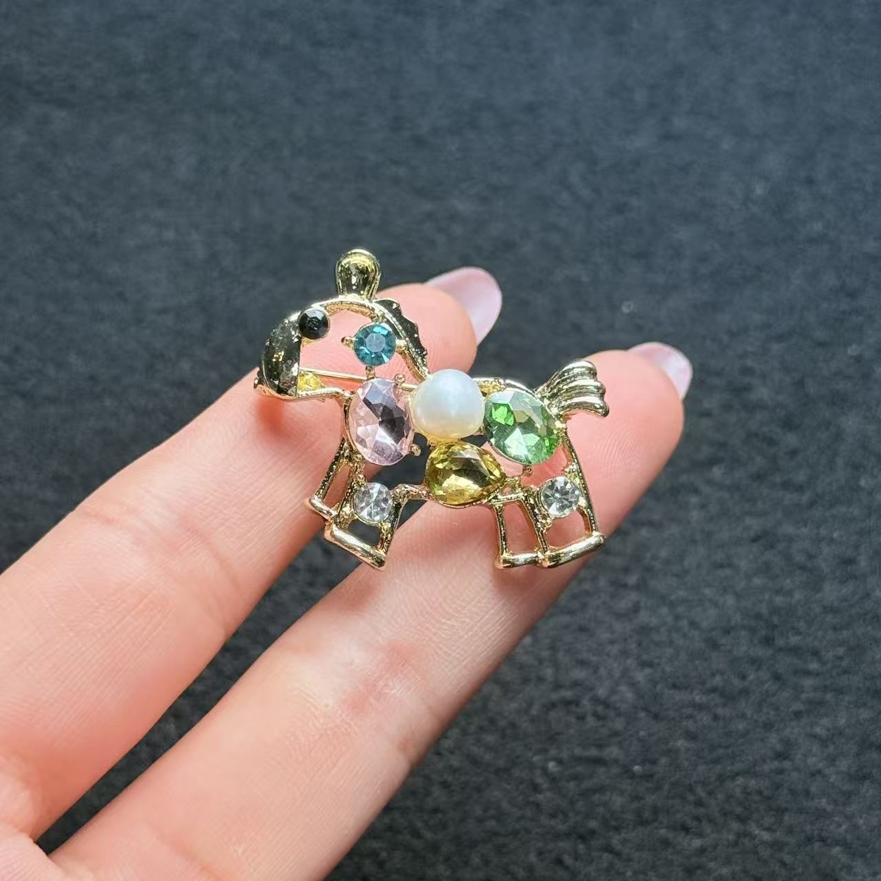 淡水珍珠小马胸针-多样性发货-ZG珍-A4854