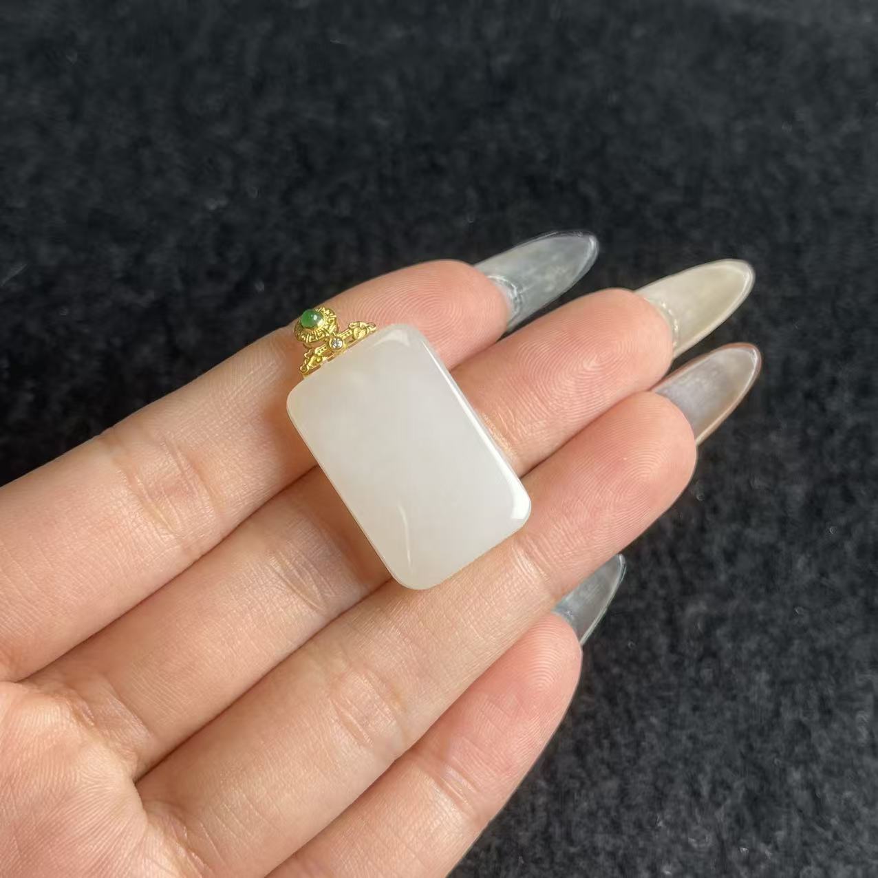 18K和田玉吊坠约32*16*6mm，多样性发货-YSP金，B8736