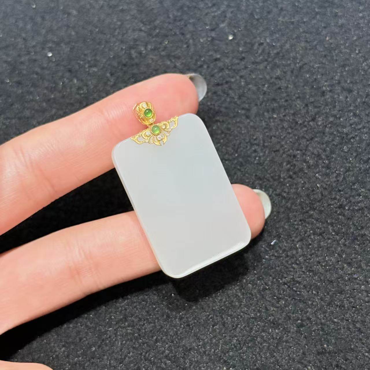 18K和田玉无事牌吊坠-约41×23×5mm-多样性发货-DY一-A4456