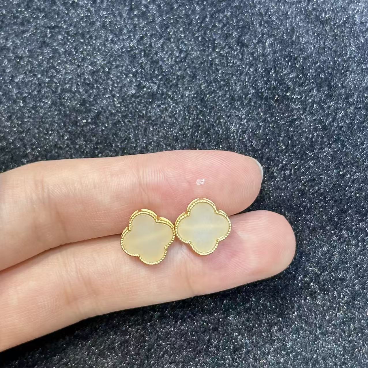 s925银和田玉四叶草耳钉-约10mm-多样性发货-Y华-Y9657