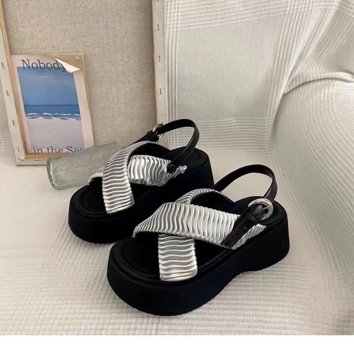 夏季韩版简约厚底增高露趾罗马凉鞋女高级感配裙外穿沙滩运动凉鞋