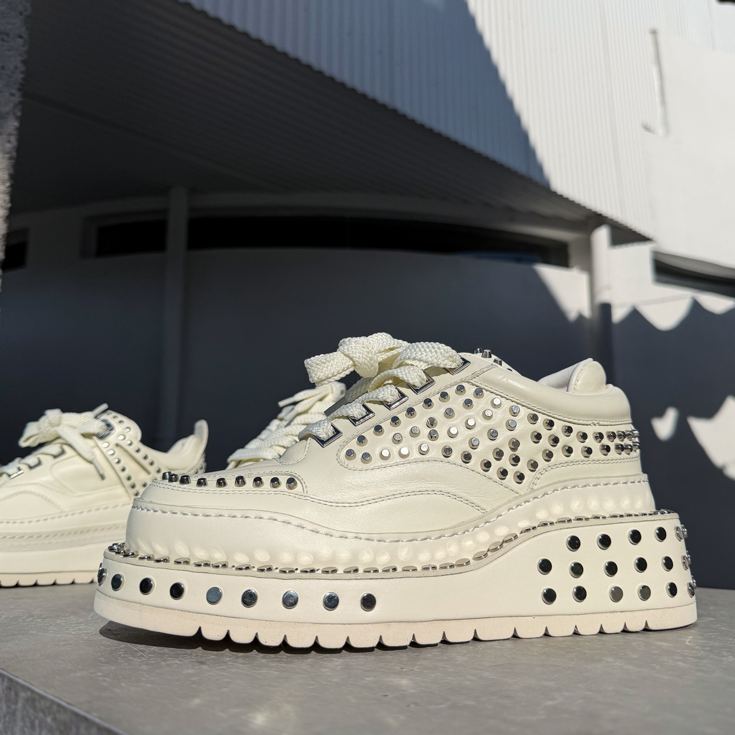 很赞米白色铆钉阔版滑板鞋男厚底