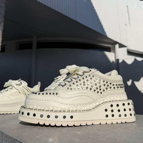 很赞米白色满天钉阔版滑板鞋