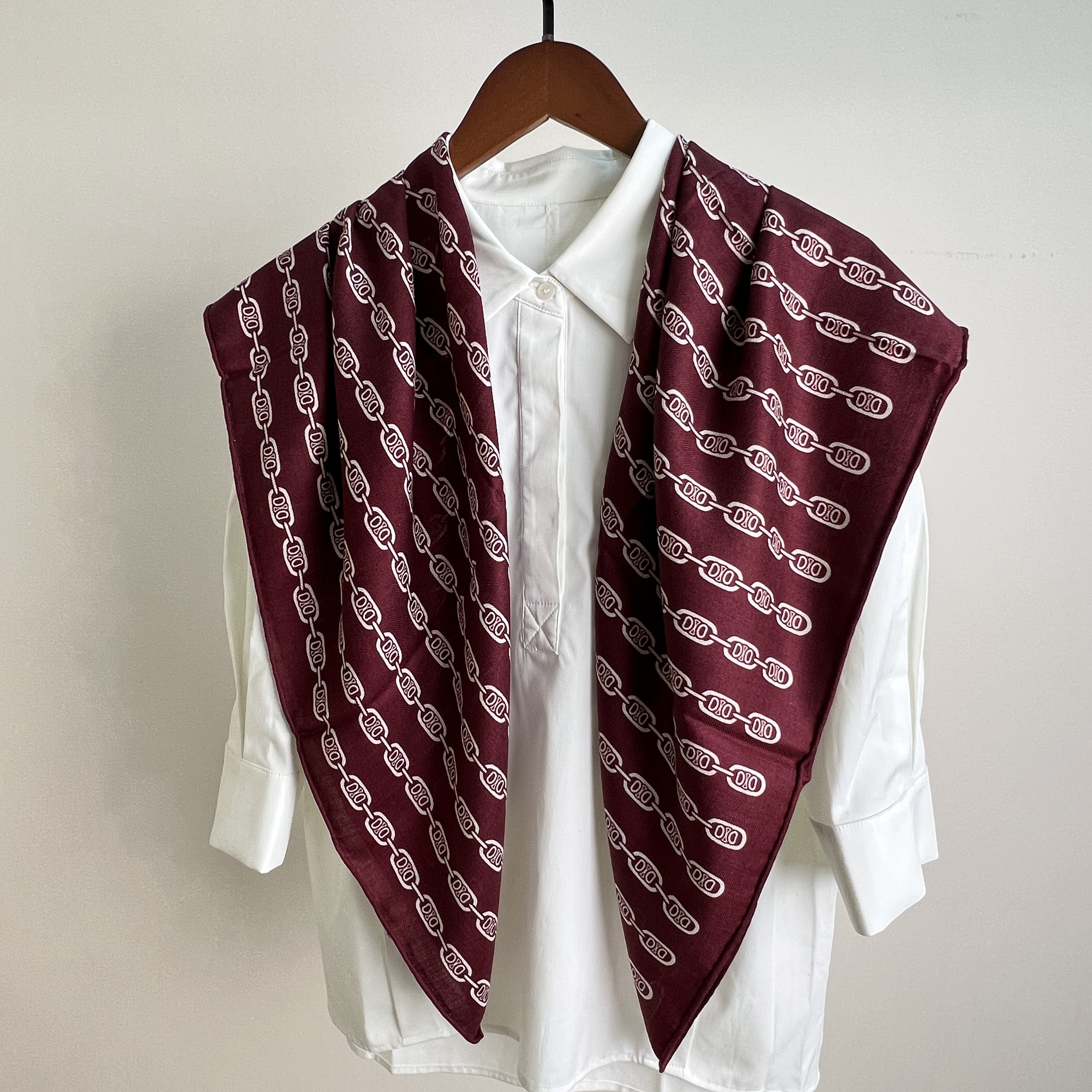 特价好货酒红经典D字母110cm丝毛方巾秋冬时尚通勤围巾保暖丝巾