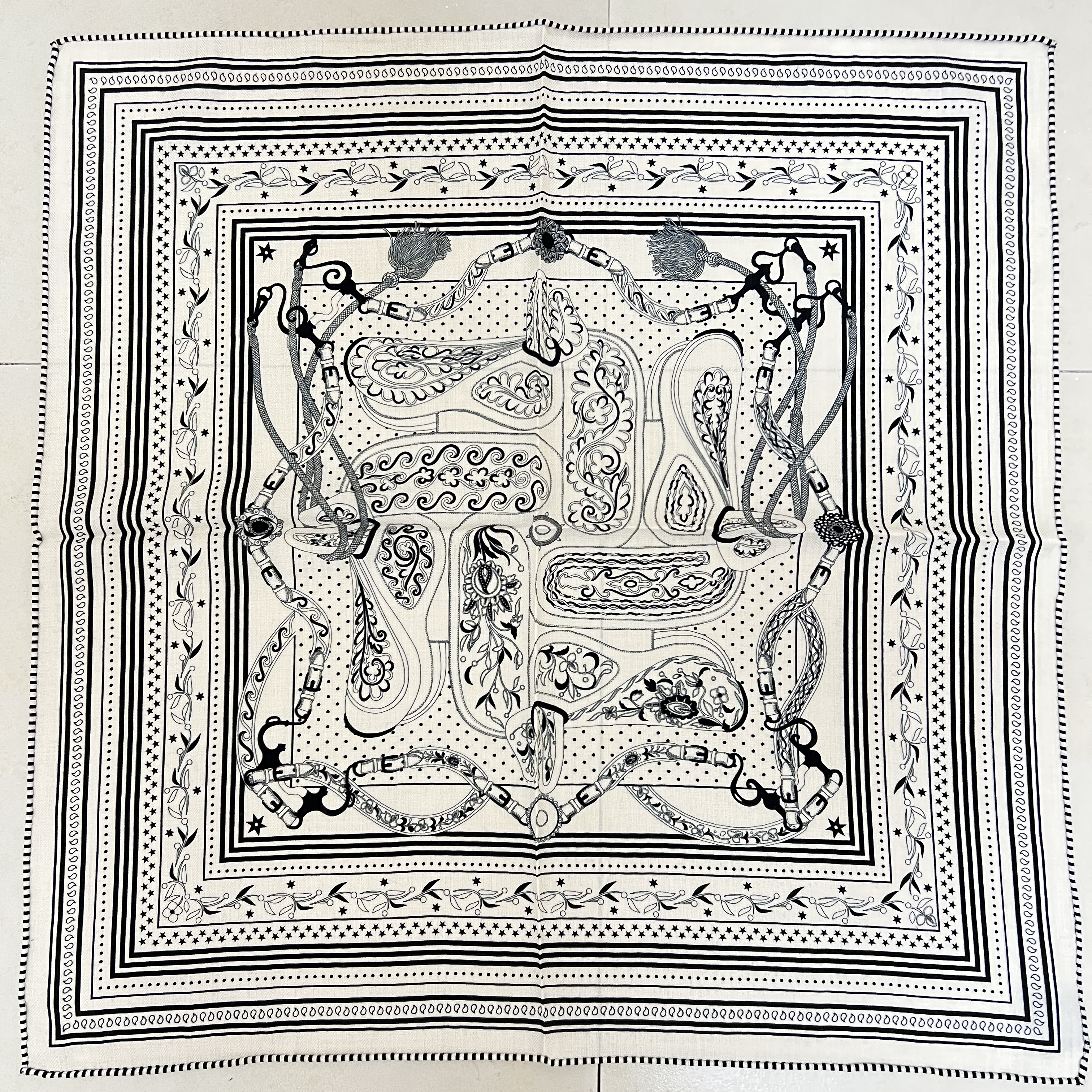 欢乐庆典65cm丝毛方巾时尚通勤保暖百搭披肩小丝巾