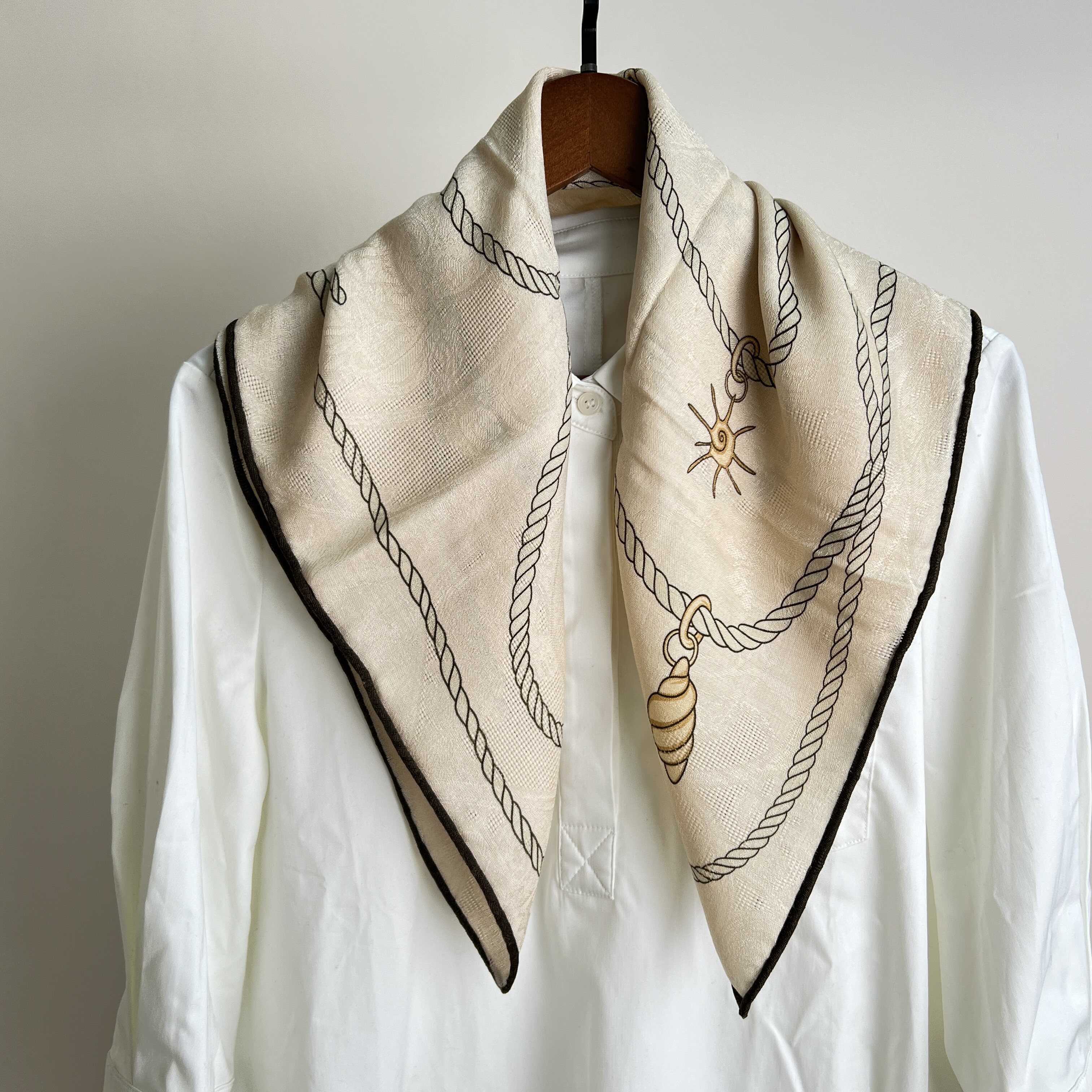 米咖绳索贝壳65cm丝绒提花方巾秋冬时尚通勤围巾保暖小丝巾