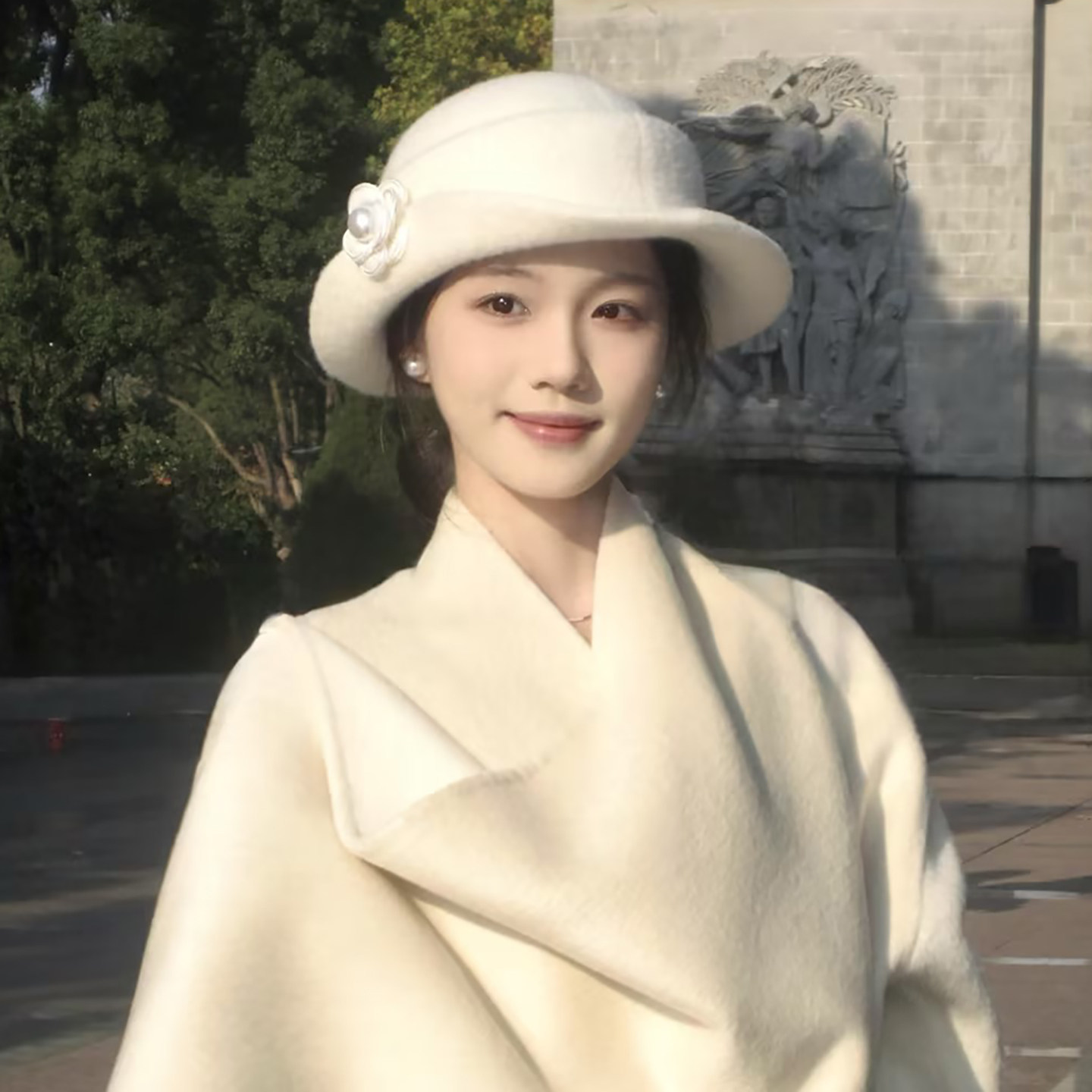 法式优雅珍珠山茶花礼帽女秋季卷边千金风帽子显脸小赫本风贝雷帽