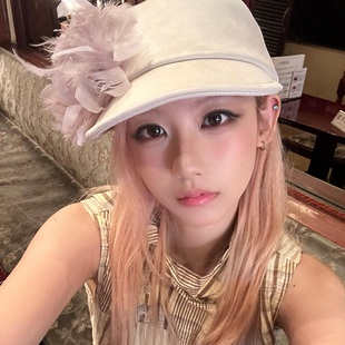 法式甜美粉色羽毛马术帽子女2025年新款夏季度假防晒遮阳帽礼帽