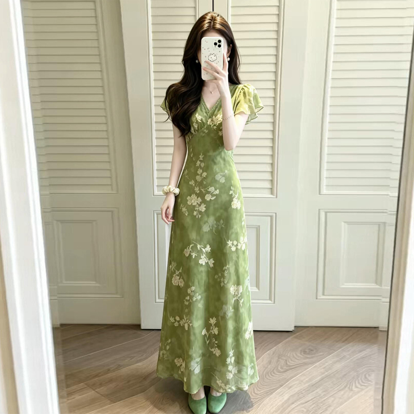 茶歇法式绿色v领碎花连衣裙子女装夏季2026新款绝美收腰显瘦长裙
