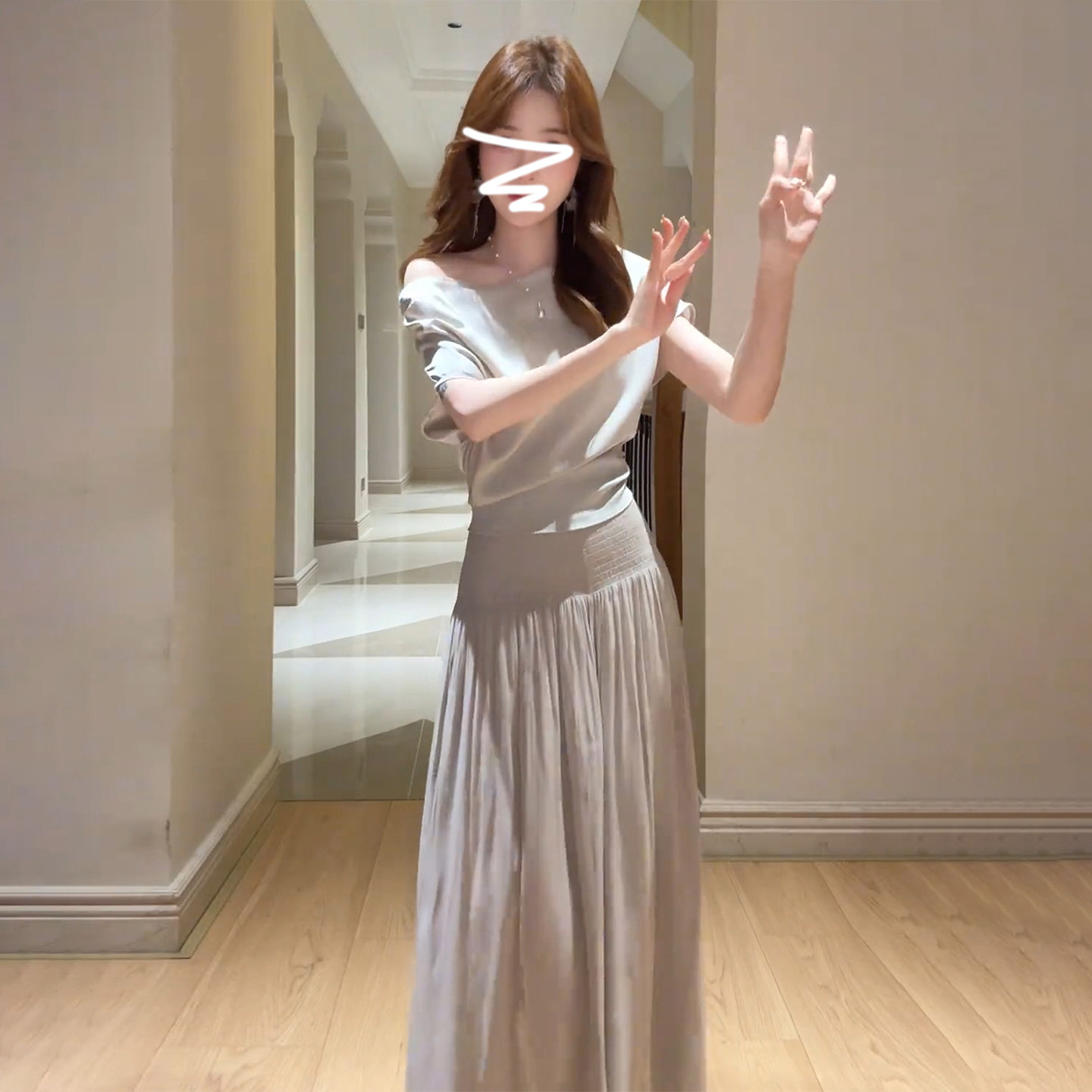 巨好看赫本风黑色挂脖系带无袖立领上衣女夏季新款高腰半身裙套装