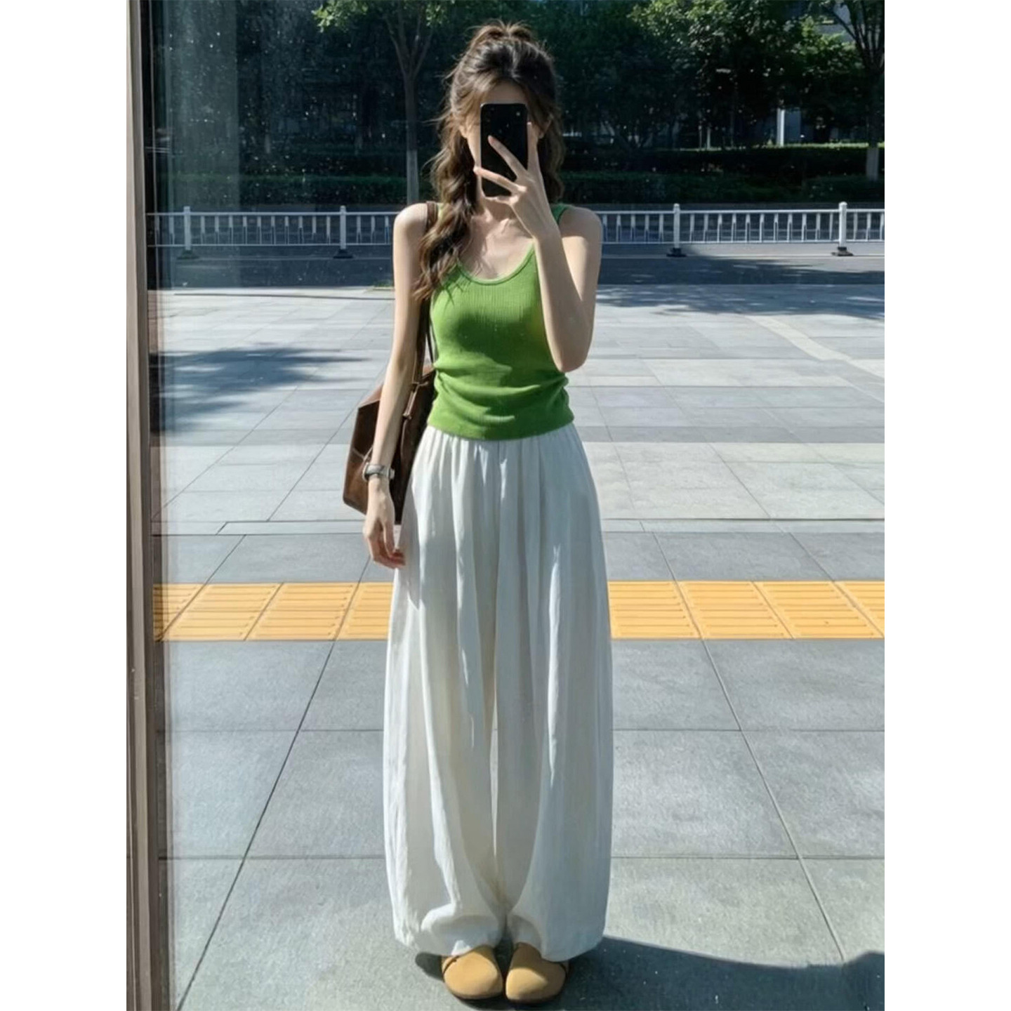 巨好看超火穿搭一整套2026新款绿色吊带背心上衣女夏季阔腿裤套装
