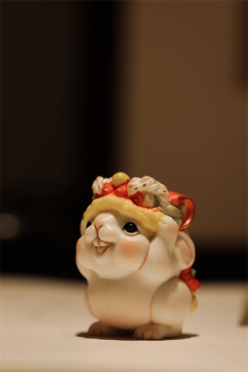 鹿角彩绘撒欢兔手把件