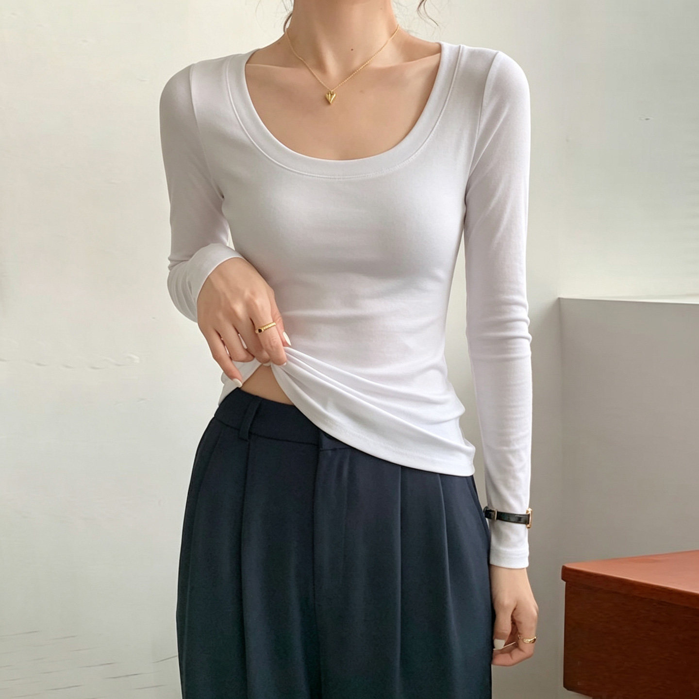 白色瑜伽舞蹈练功服长袖女t恤打底衫性感紧身大圆领大u领低领上衣