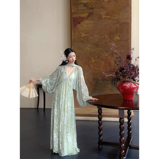 山野逸梦「鎏光金宴·水玲珑」绿V领心机设计仙气飘逸长袖 连衣裙