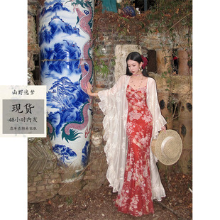 山野逸梦2026年新品《荼靡》红色碎花吊带连衣裙女显瘦度假风长裙