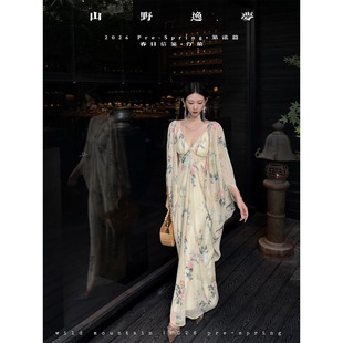 山野逸梦2026年春季新款碎花吊带连衣裙女长款大摆仙女裙度假风