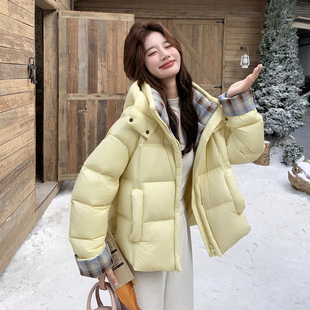 奶呼呼格纹拼接黄色连帽羽绒服女冬2025新款加厚白鸭绒面包服外套