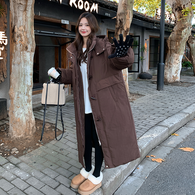 咖色牛角扣连帽长款羽绒服女2025冬季新款韩版休闲90白鸭绒外套