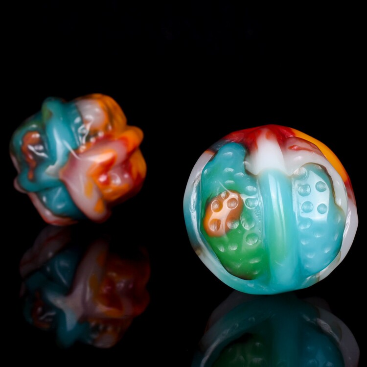 玉核桃把件天然和田玉鸡血玉手把件新疆金丝玉七彩玉手把件一对