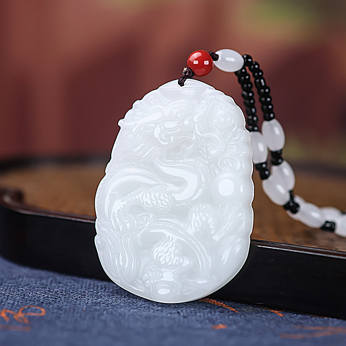 天然和田玉霸气龙牌吊坠
