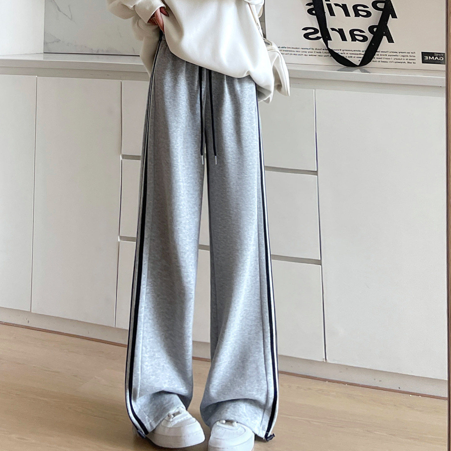 灰色条纹运动裤女款2026新款秋季直筒宽松阔腿卫裤初中生校服裤子