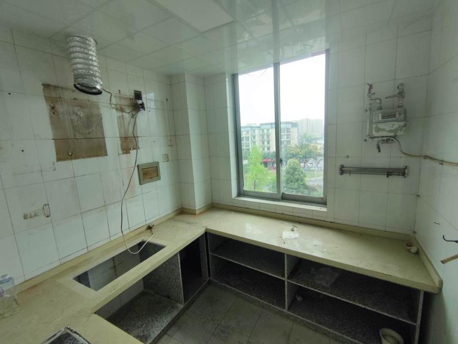 崇阳镇怀阳路法拍房捡漏！95㎡住宅仅20万起拍、含家具家电能够拎包入住