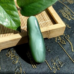 新疆和田碧玉籽料罕见特色猫眼碧玉一口气沙枣青吊坠挂件原石