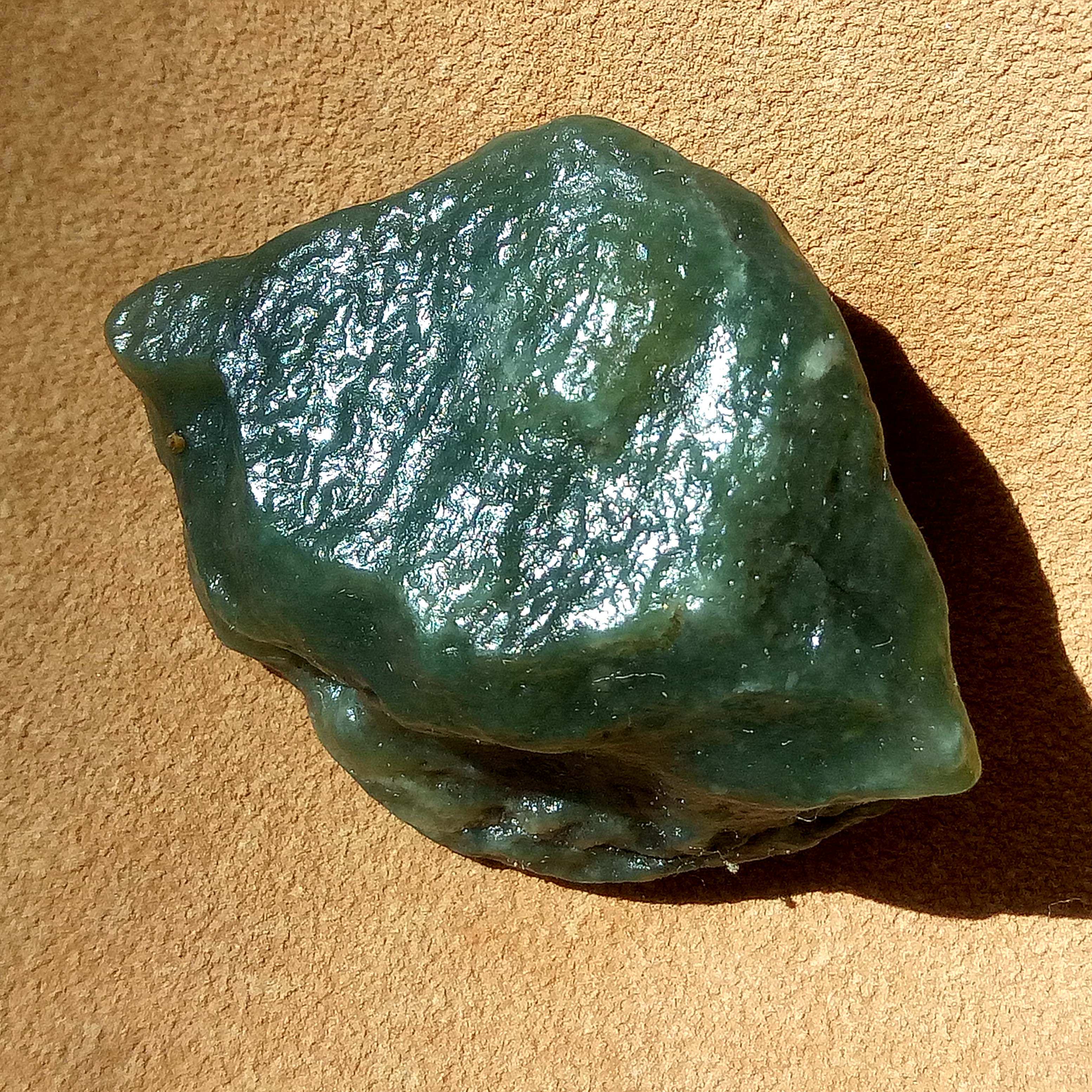 新疆和田天然无修青玉戈壁料原石 墨绿叶子形吊坠把件油细料