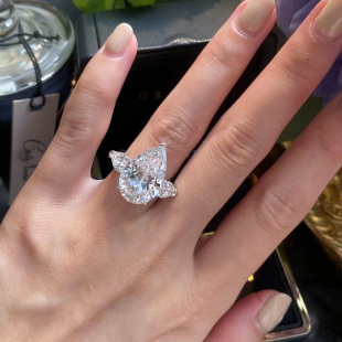 珠宝定制Graff经典 钻戒18K金天然钻石GIA克拉戒指 水滴梨形三石款