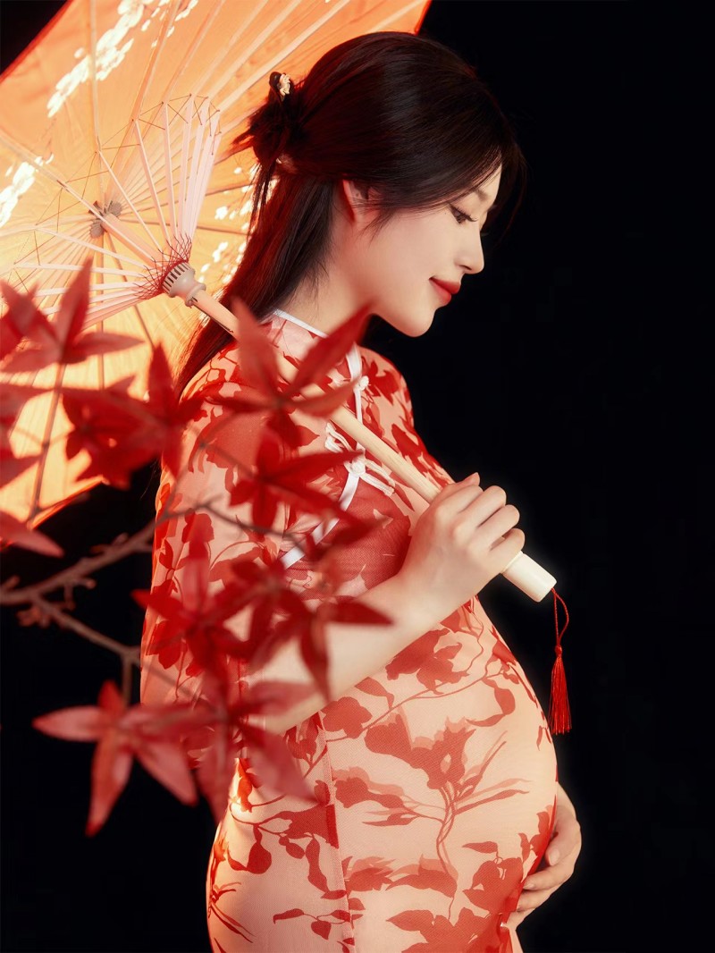 孕妇照服装红色印花连体旗袍
