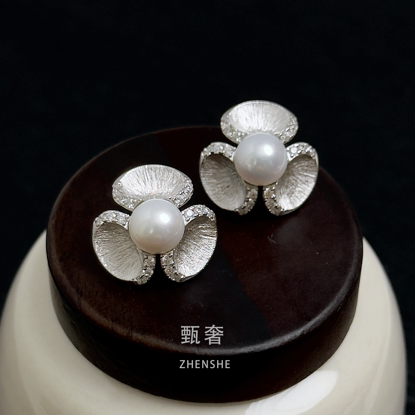 甄奢高级感时尚三叶草珍珠耳钉